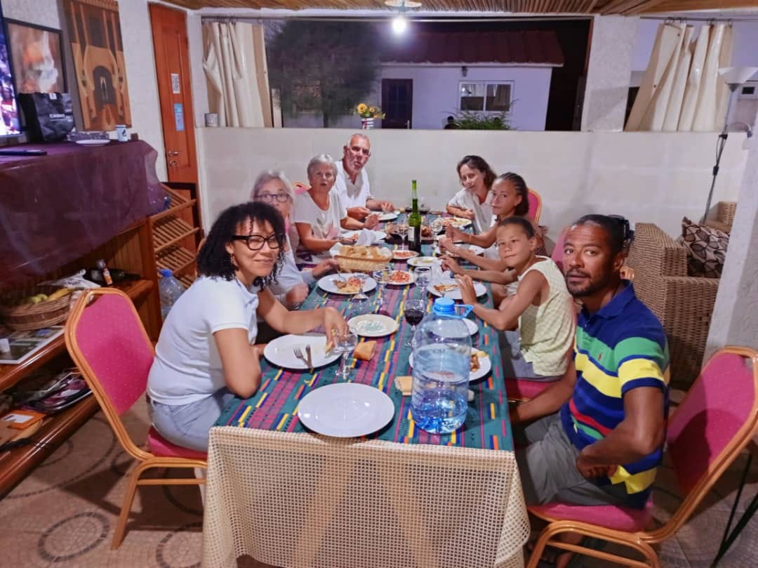 Dîner convivial en famille sous la paillote