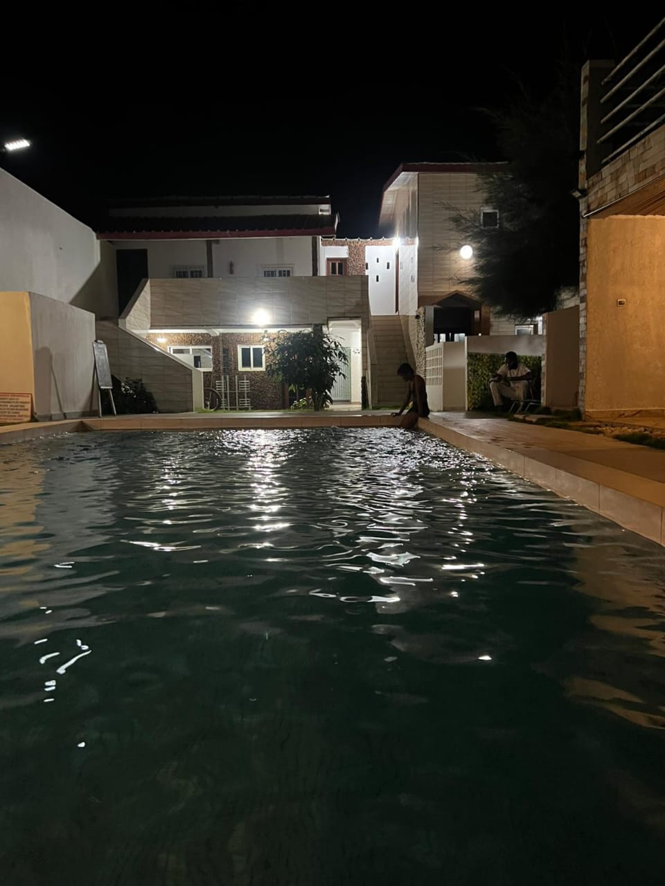 Piscine de l'Hôtel Naël illuminée à la tombée de la nuit