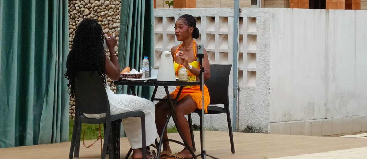 Moment de partage en terrasse, au bord de la piscine
